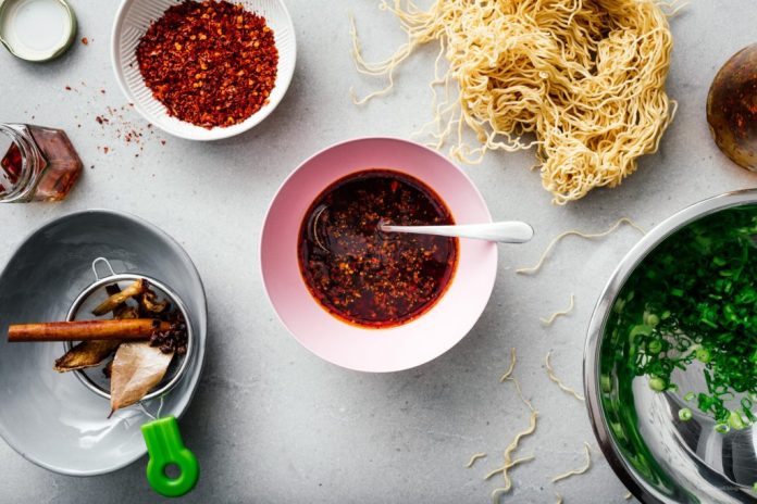 Come preparare un autentico olio piccante cinese piccante